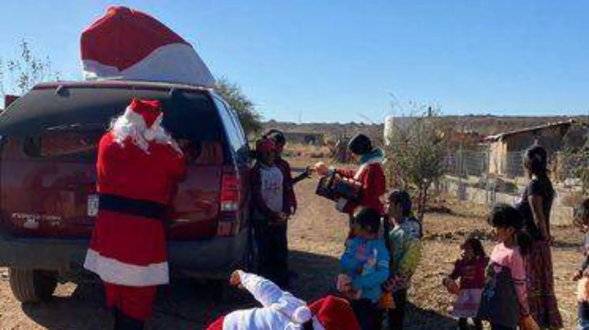 santa y amigos entregan regalos